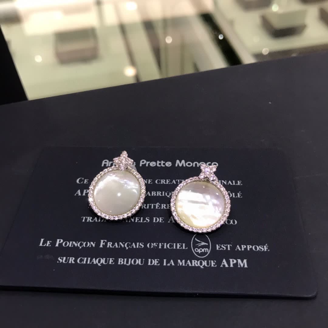 Van Cleef & Arpels Elegant White Pearl Stud Earrings with Diamond Accents